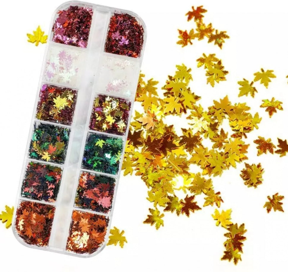Set di Nailart autunnale con foglie d'acero in diverse tonalità iridescenti