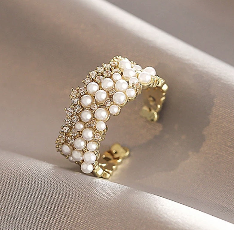 Ladies ring suitable for all sizes in gold 18