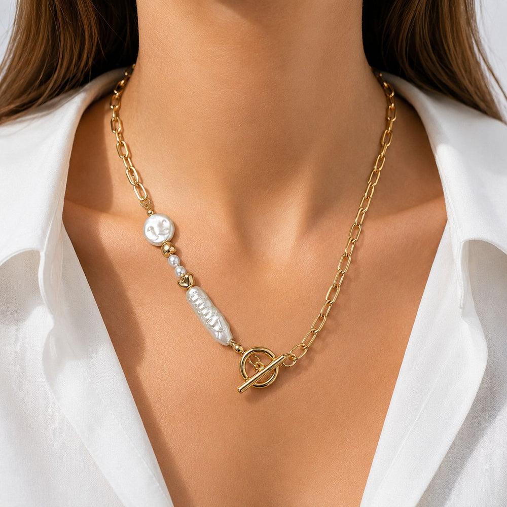 Collana asimmetrica stilosa in oro (bijoux)